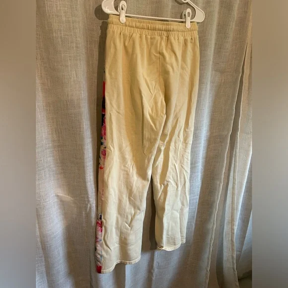 Lindsay Lane Cream Pants with Floral Tie - Picture 4 of 5